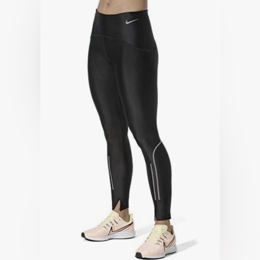 Nike Women's Dri-FIT Speed Tight 7/8
Legging Reflective Detail - Medium